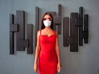 Donna con mascherina e vestito rosso