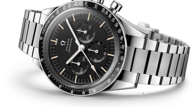 Il fascino femminile con l'Omega Speedmaster Moonwatch 321 al polso