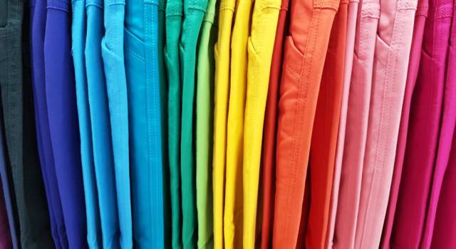 Jeans colorat, la collezione 2020 primavera-estate dei brand