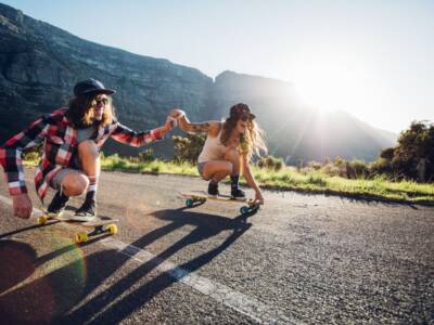 ragazzi sullo skateboard