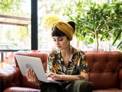 Blusa esotica e colorata per videocall