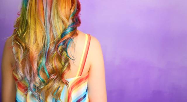 Ispirazioni Rainbow: la tendenza dell&#8217;estate 2020 sono i capelli olografici