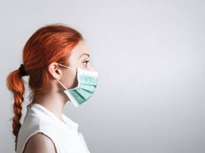 Ragazza con treccia e mascherina