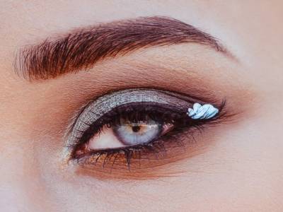 eyeliner nero con fiore