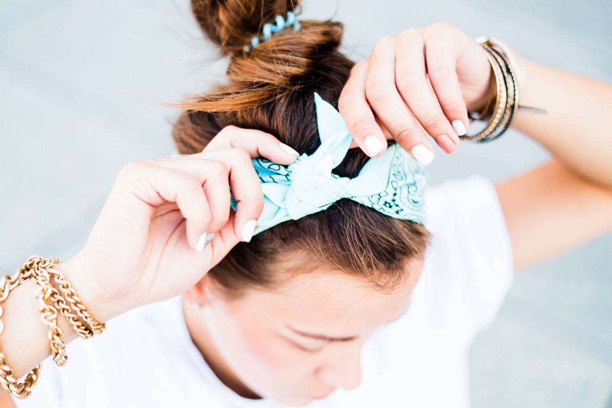 Il foulard da indossare come fascia per capelli