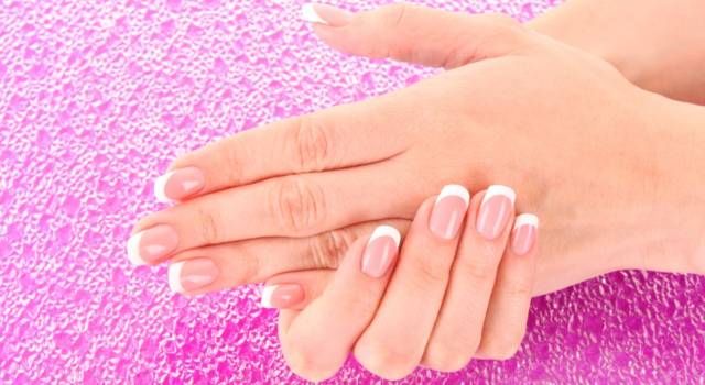 French manicure fai da te: come farla in pochi e semplici passaggi