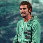 Un primo piano di Laerte Pappalardo vestito di verde