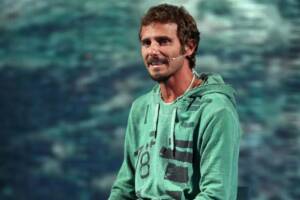 Un primo piano di Laerte Pappalardo vestito di verde