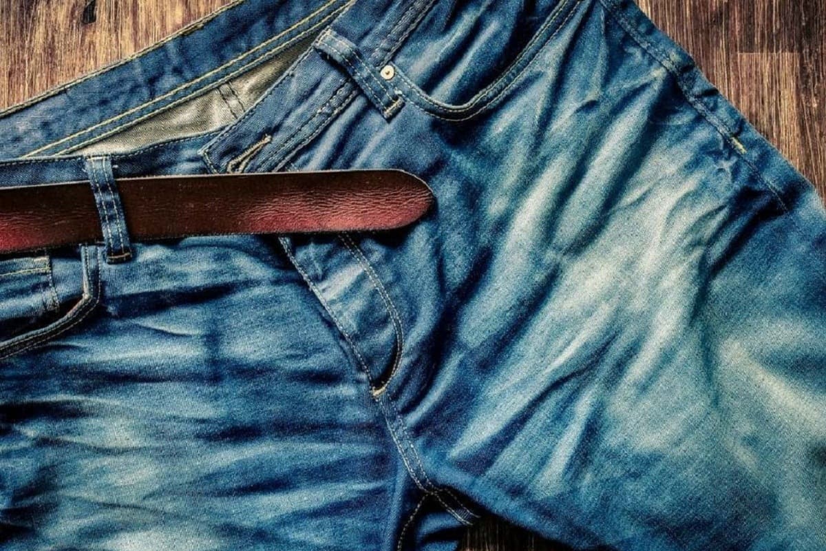 Jeans scuri con cintura marrone