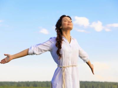 Ragazza che respira all'aria aperta