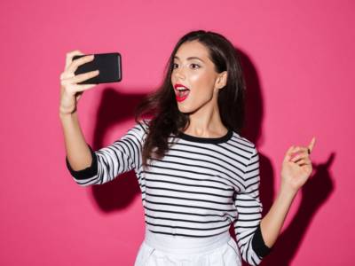 Dai 10 ai 60 Anni la Selfie Mania contagia tutti: le Regole per un Selfie perfetto