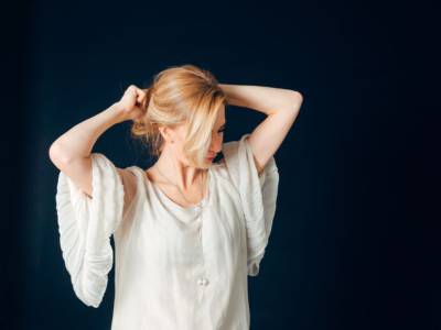 Ragazza che si lega i capelli
