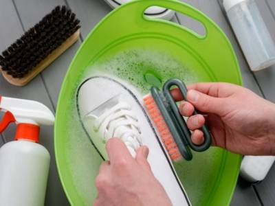 Pulizia delle sneakers bianche
