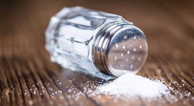 Perché far cadere il sale a tavola porta sfortuna?
