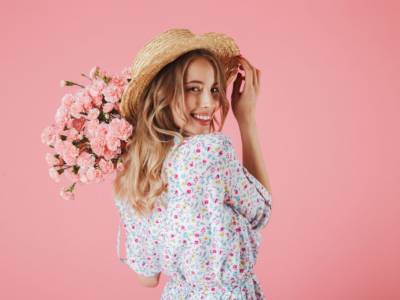 Ragazza con abito floreale