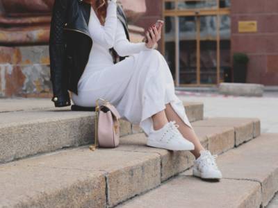 Donna con vestito e sneakers