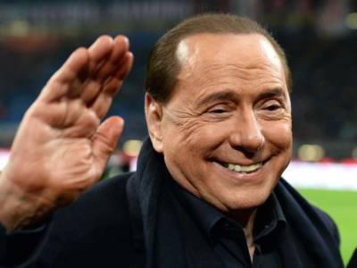 “Irriconoscibile”: la foto di Silvio Berlusconi fa il giro del web