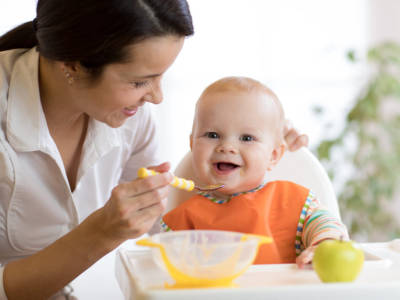 Bambino mangia pappa
