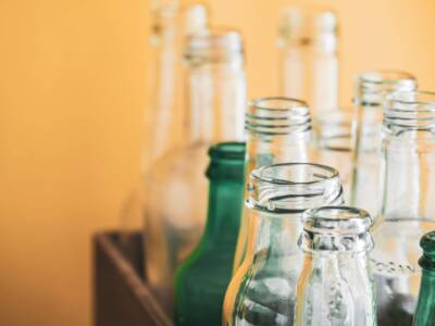 Come pulire le bottiglie di vetro: consigli pratici per il massimo dell’igiene
