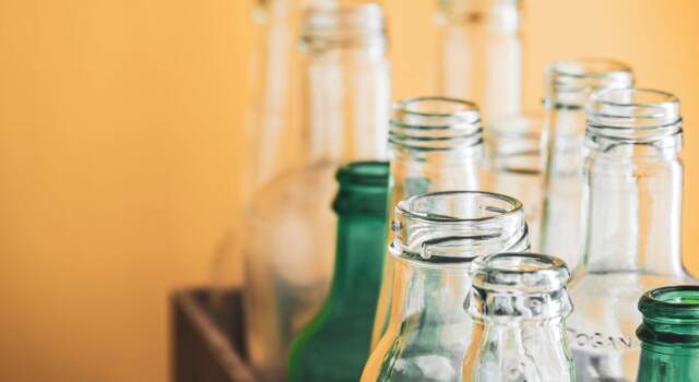 Come pulire le bottiglie di vetro: consigli pratici per il massimo dell&#8217;igiene