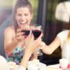 Donne che bevono vino