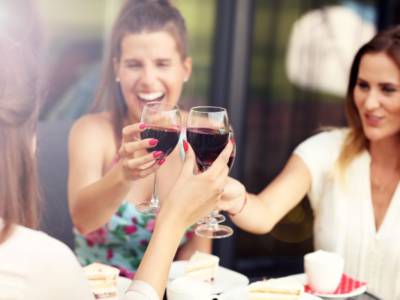 Il vino rosso aiuterebbe a prevenire le carie e i disturbi gengivali, ecco perché