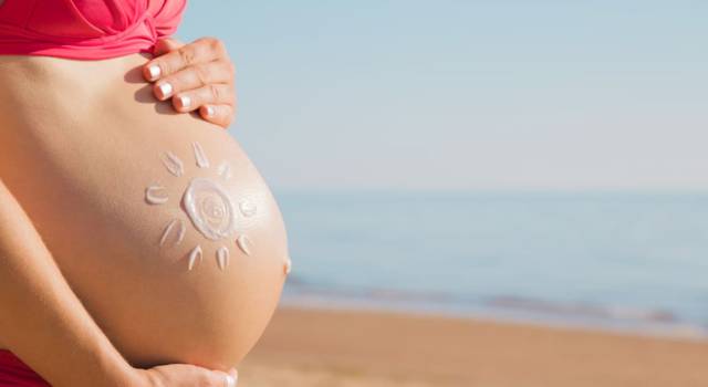 Prendere il sole in gravidanza si può, basta seguire alcune semplici regole