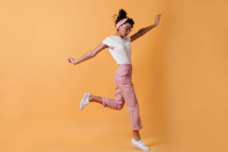 Pantaloni chino: a chi stanno bene e come indossare i modelli 2020