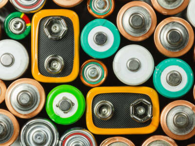 Perdita di liquido da una batteria: come pulirla senza rischi