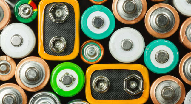 Perdita di liquido da una batteria: come pulirla senza rischi