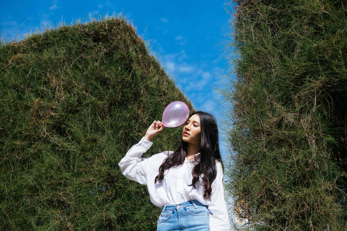 Ragazza con camicia a sbuffo