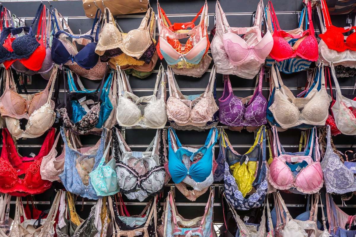 Una parete di reggiseni colorati