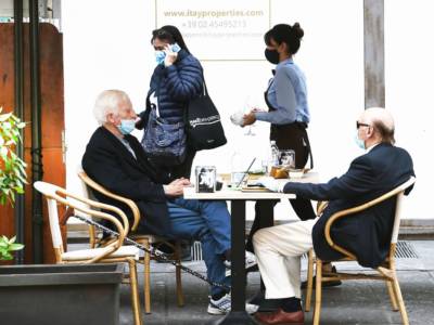 Clienti al bar con mascherina