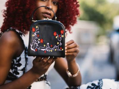 Borsa nera con ricami