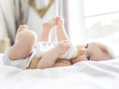 Bambino che beve dal biberon