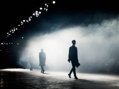 A Parigi Dior celebra con look esotici la sacralità della moda