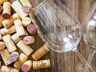 tappi di sughero e bicchieri