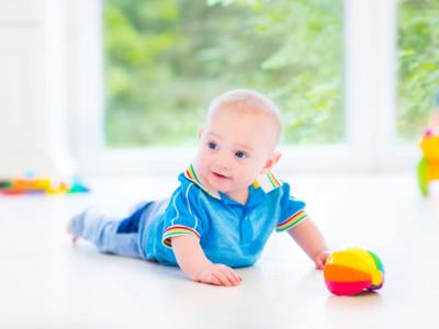 Bambino che gioca a terra