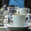 Bicchiere d'acqua con tazzina di caffè