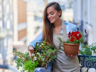 Donna cura le piante da esterno