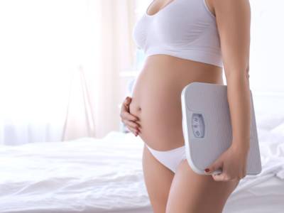 Donna incinta con bilancia