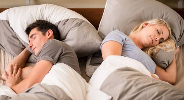 Cosa ci dice la posizione in cui dormiamo sul futuro della coppia?
