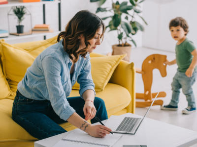 Mamma che lavora in smart working