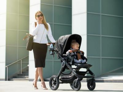 Mamma e bambino con passeggino