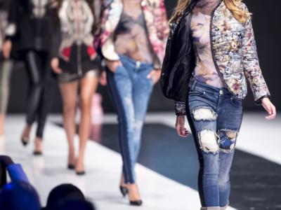 In jeans anche in autunno: i modelli 2020 sportivi ed eleganti