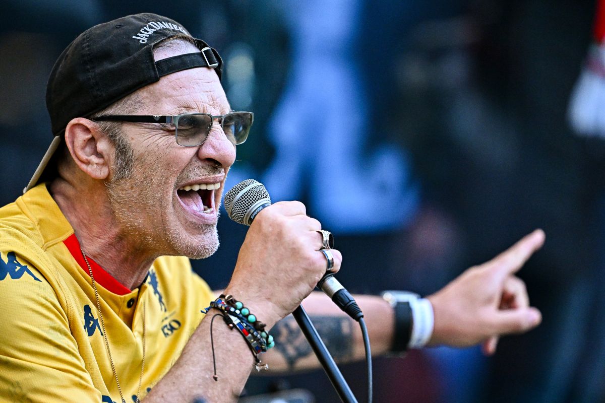 Francesco Baccini si esibisce prima del fischio d’inizio nella sfida di Serie A tra Genoa e Bologna allo stadio Luigi Ferraris