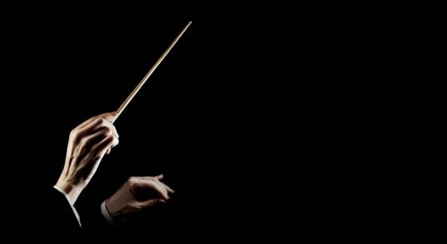 Bologna: il direttore d&#8217;orchestra fa una proposta di matrimonio durante il concerto di fine anno