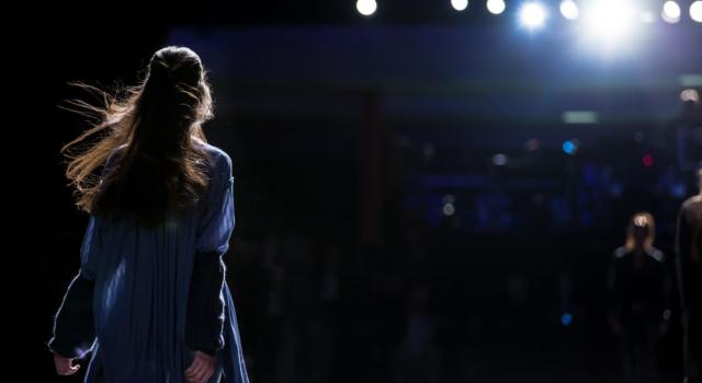Alberta Ferretti alla Milano Fashion Week 2021: i capi invernali tra sogno e realtà