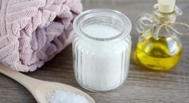 Preparare uno scrub fatto in casa efficace per viso e corpo
