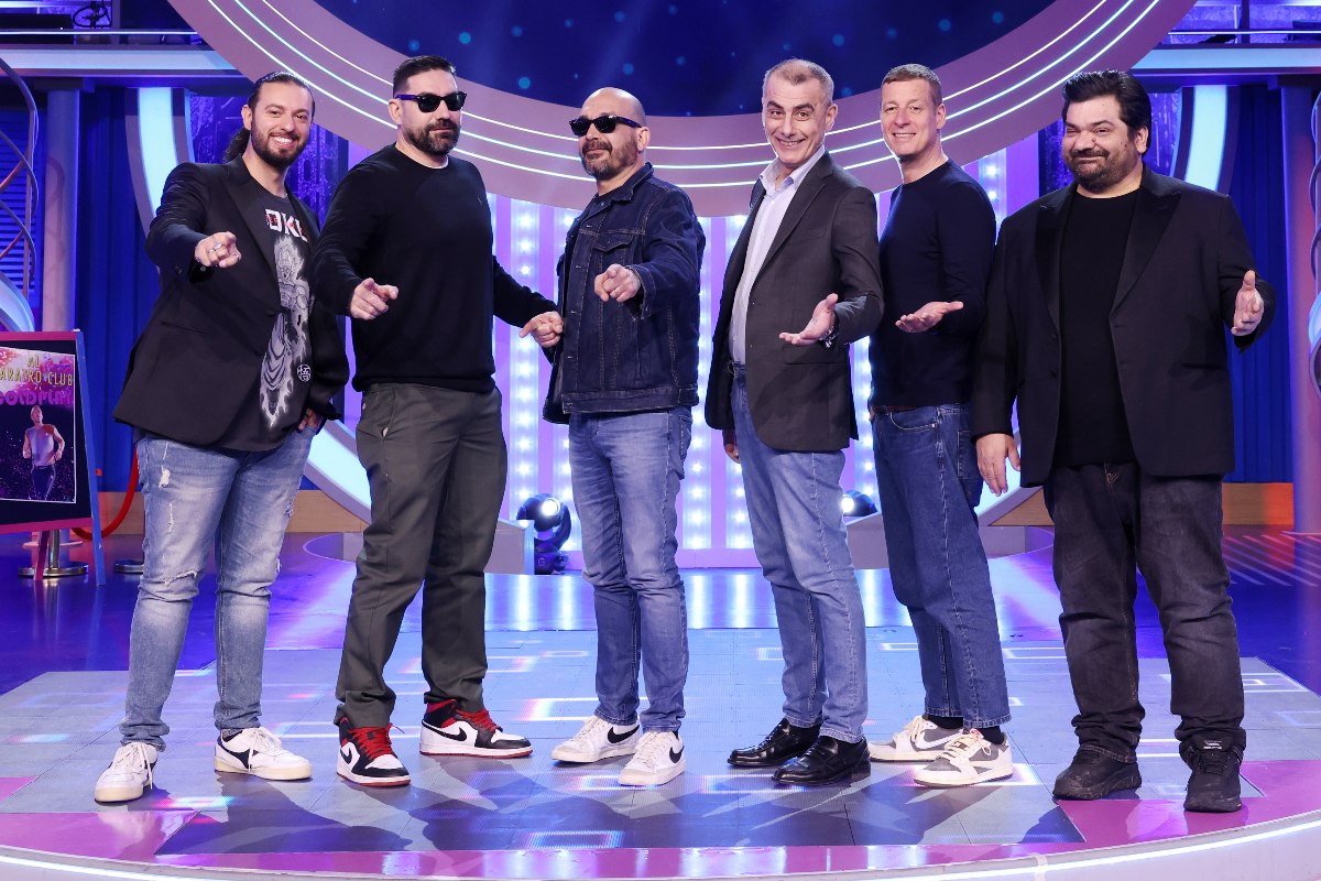 I Neri per Caso posano sul palco durante la loro performance